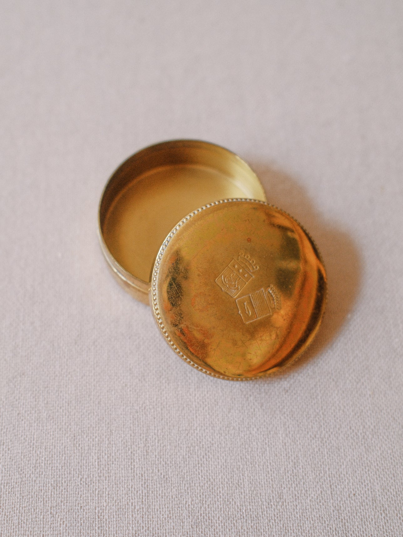 Nobility Crest Powder Compact